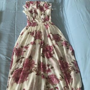 Brand new dress, the tag feel off. It’s a maxi dress.